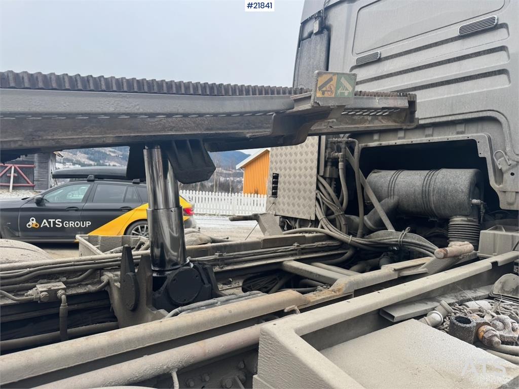 MAN TGX 35.540 Tridem hook truck with crane hydraulics