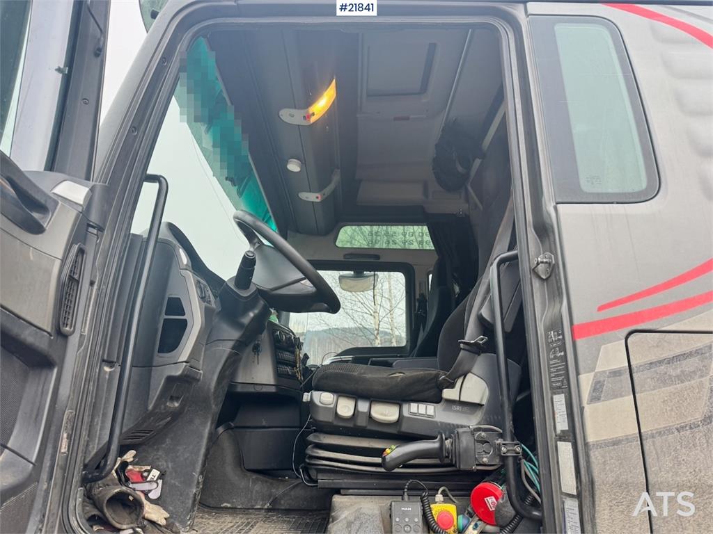 MAN TGX 35.540 Tridem hook truck with crane hydraulics