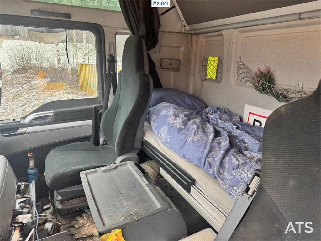 MAN TGX 35.540 Tridem hook truck with crane hydraulics