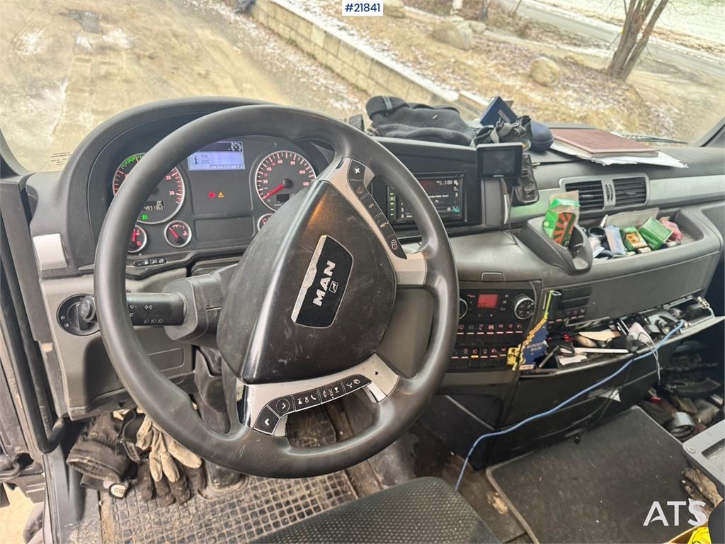 MAN TGX 35.540 Tridem hook truck with crane hydraulics