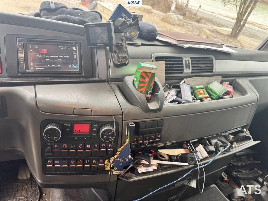 MAN TGX 35.540 Tridem hook truck with crane hydraulics