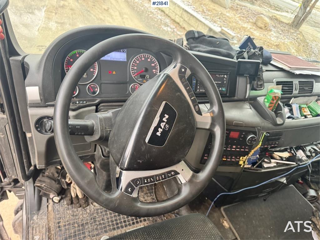 MAN TGX 35.540 Tridem hook truck with crane hydraulics