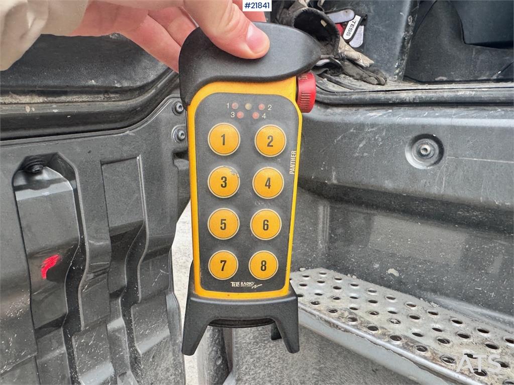 MAN TGX 35.540 Tridem hook truck with crane hydraulics