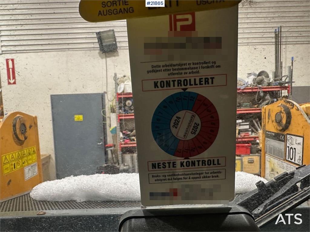 Mustang 220R compact loader w/leveling bucket and pallet f