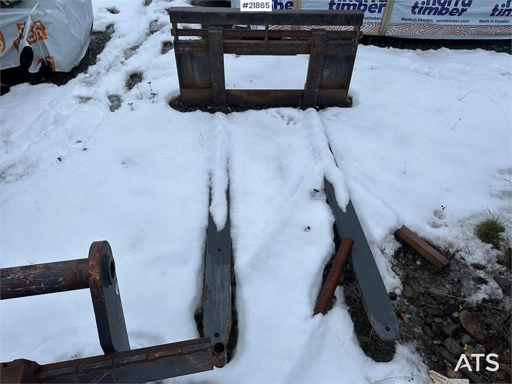 Mustang 220R compact loader w/leveling bucket and pallet f