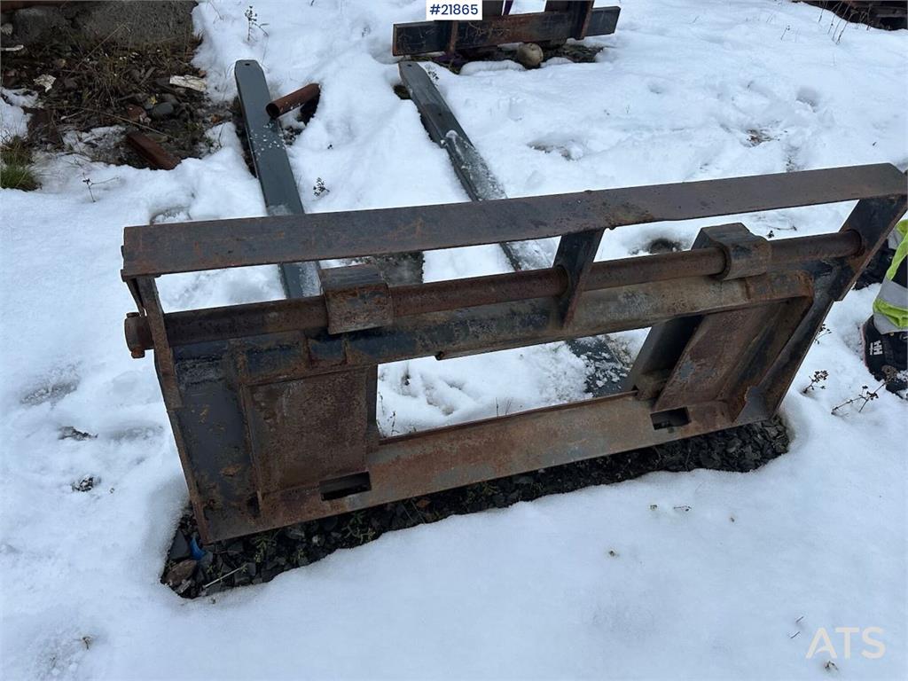 Mustang 220R compact loader w/leveling bucket and pallet f