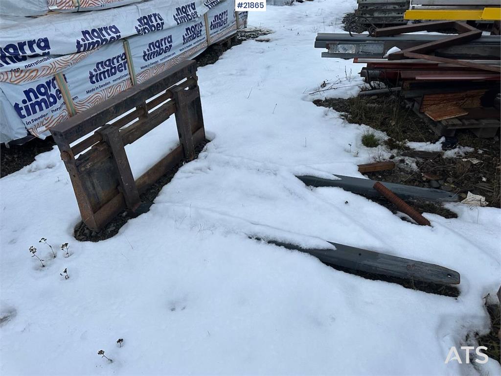 Mustang 220R compact loader w/leveling bucket and pallet f