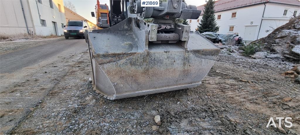 Volvo EC300el excavator w/ Toothed bucket, Sanding bucke