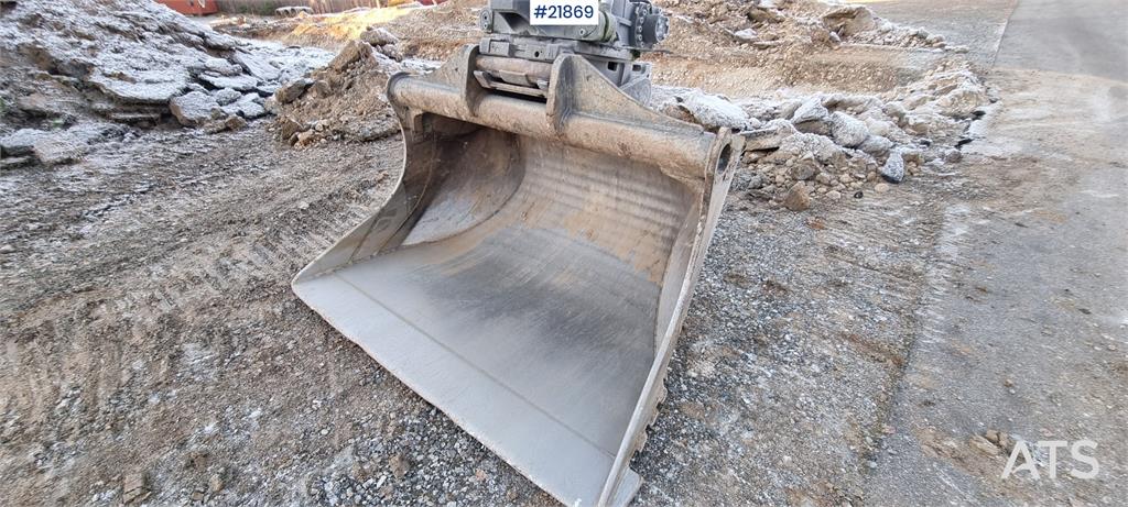 Volvo EC300el excavator w/ Toothed bucket, Sanding bucke