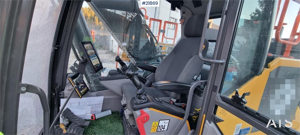 Volvo EC300el excavator w/ Toothed bucket, Sanding bucke