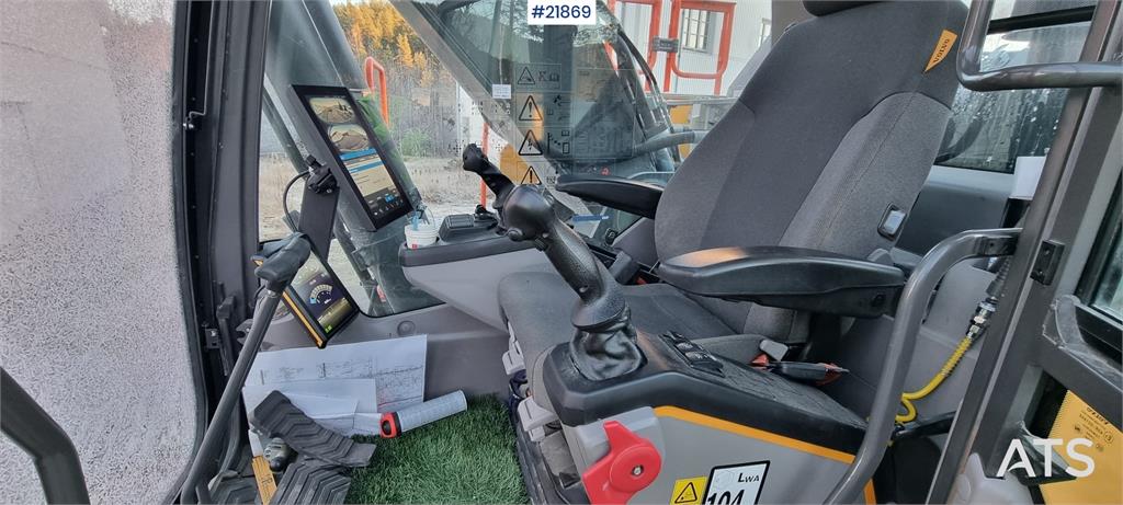 Volvo EC300el excavator w/ Toothed bucket, Sanding bucke