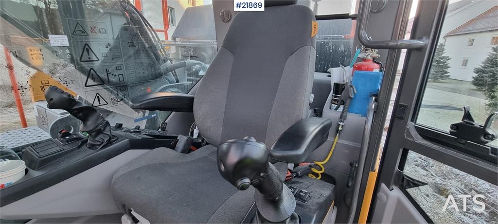 Volvo EC300el excavator w/ Toothed bucket, Sanding bucke