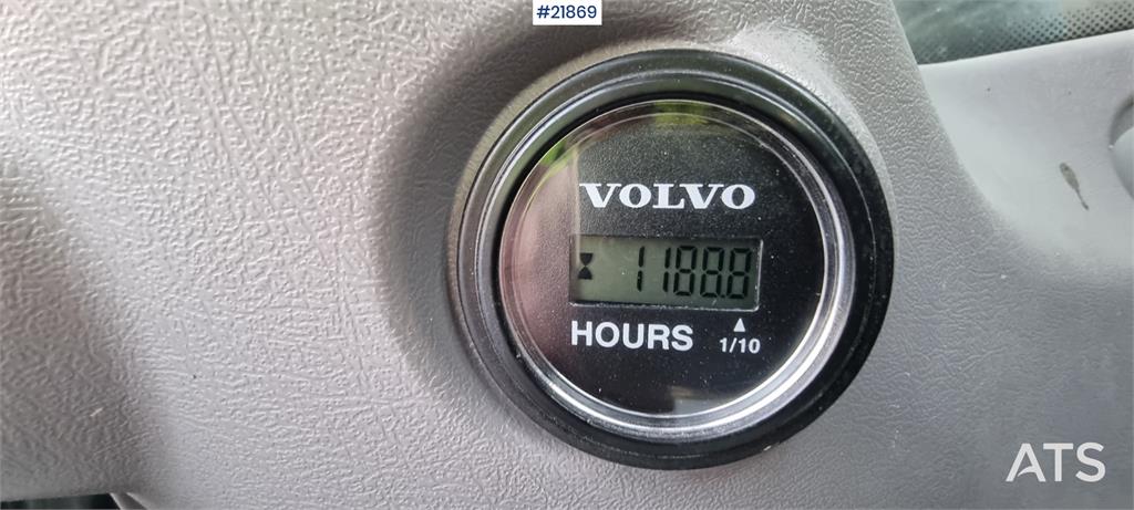 Volvo EC300el excavator w/ Toothed bucket, Sanding bucke