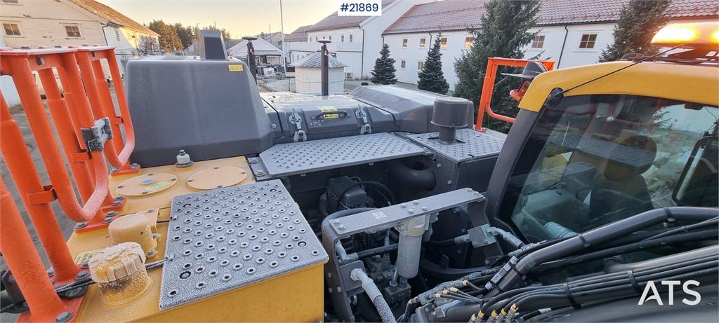 Volvo EC300el excavator w/ Toothed bucket, Sanding bucke