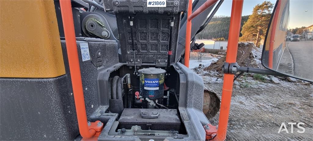 Volvo EC300el excavator w/ Toothed bucket, Sanding bucke