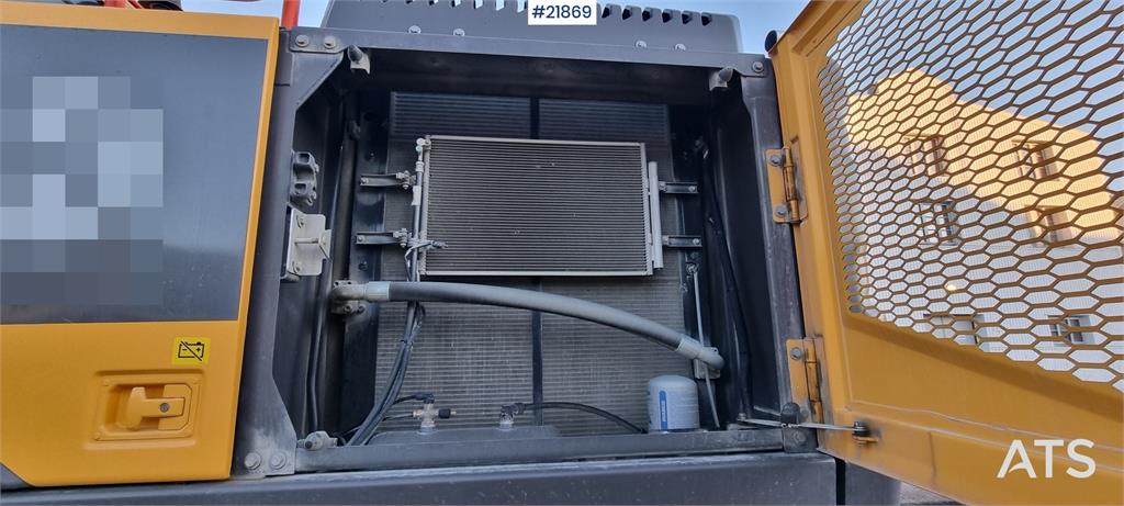 Volvo EC300el excavator w/ Toothed bucket, Sanding bucke