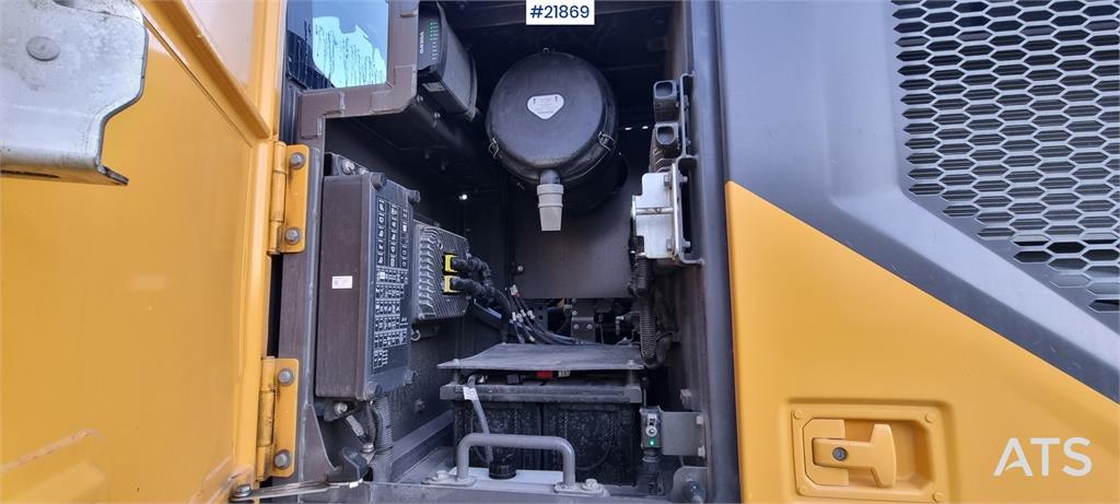 Volvo EC300el excavator w/ Toothed bucket, Sanding bucke