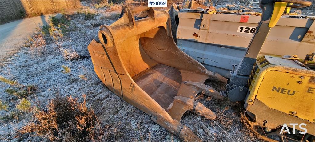 Volvo EC300el excavator w/ Toothed bucket, Sanding bucke