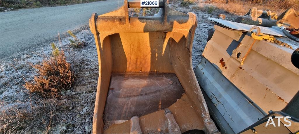 Volvo EC300el excavator w/ Toothed bucket, Sanding bucke