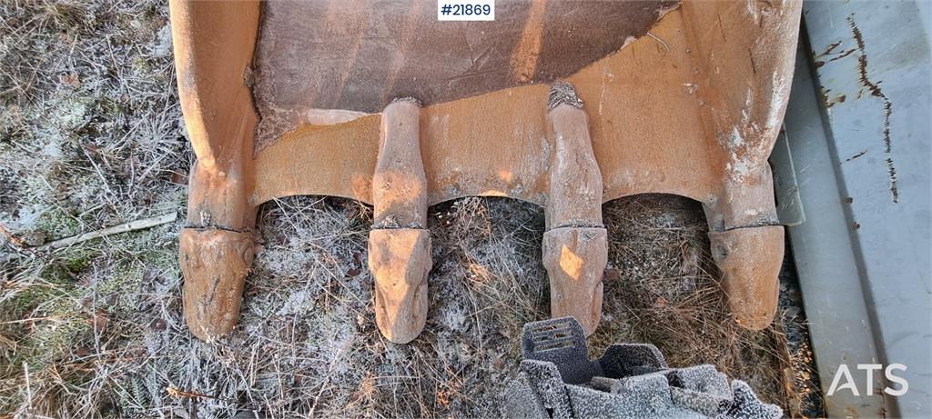 Volvo EC300el excavator w/ Toothed bucket, Sanding bucke