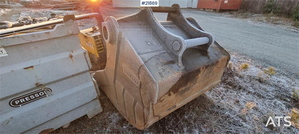 Volvo EC300el excavator w/ Toothed bucket, Sanding bucke