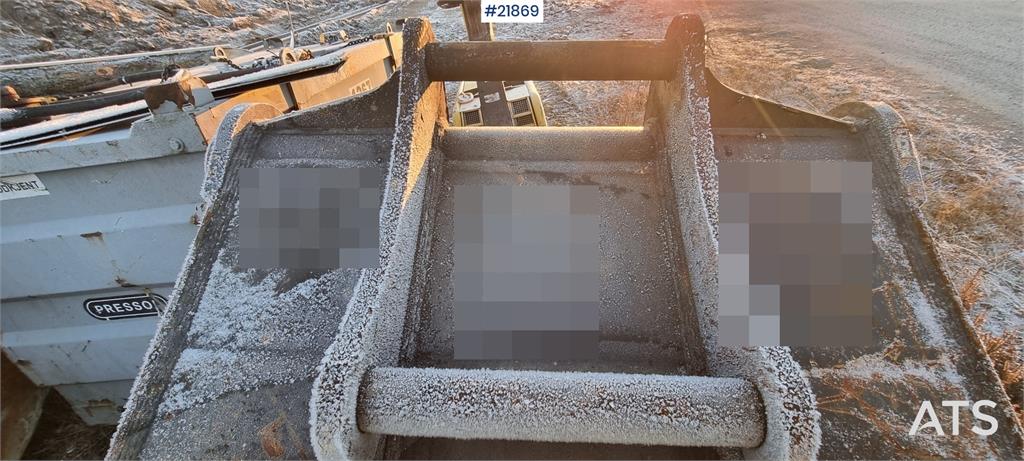 Volvo EC300el excavator w/ Toothed bucket, Sanding bucke