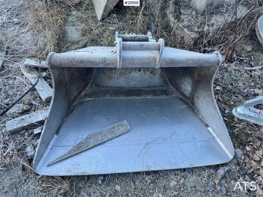 Kobelco SK55SRX-6 with Rototilt and 3 buckets. 2330 hours!