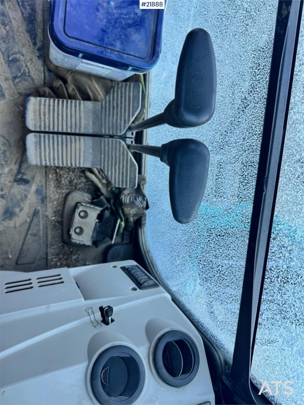 Kobelco SK55SRX-6 with Rototilt and 3 buckets. 2330 hours!