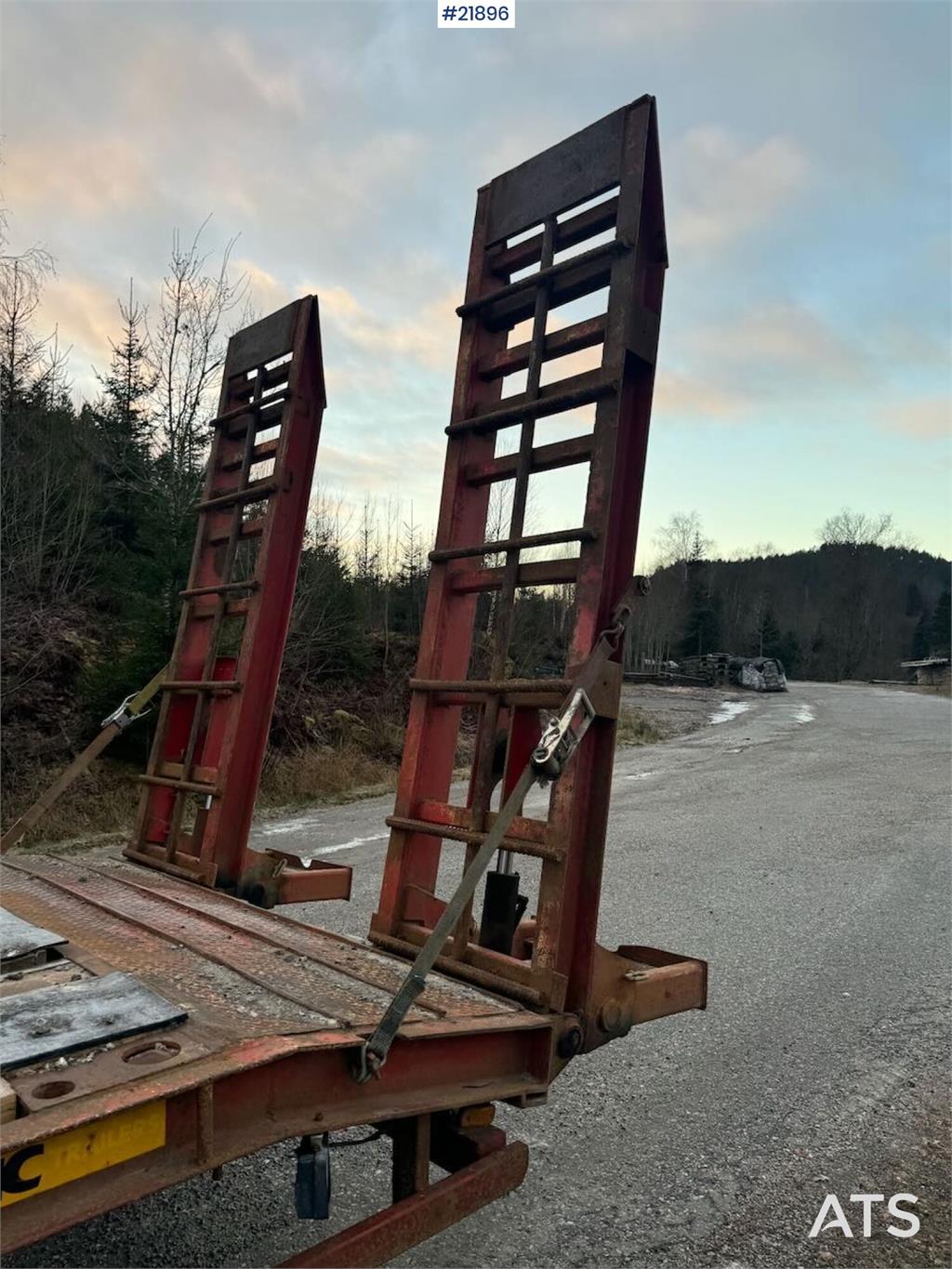 NC 3-axle machine trailer