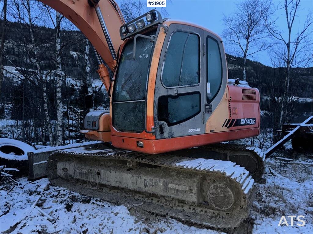 Doosan DX140LC tracked excavator with Engcon tilt and 2 b