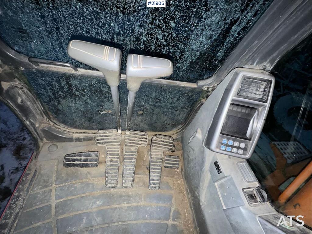 Doosan DX140LC tracked excavator with Engcon tilt and 2 b