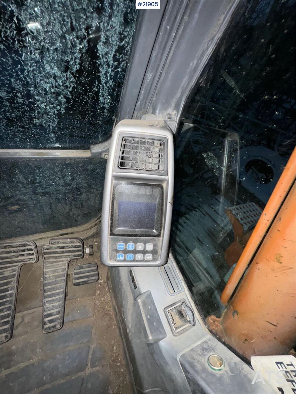 Doosan DX140LC tracked excavator with Engcon tilt and 2 b