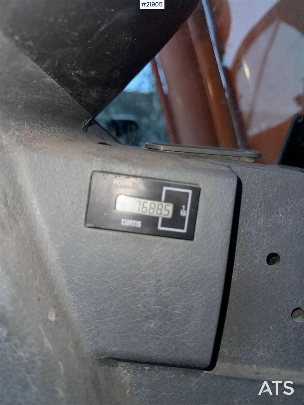 Doosan DX140LC tracked excavator with Engcon tilt and 2 b