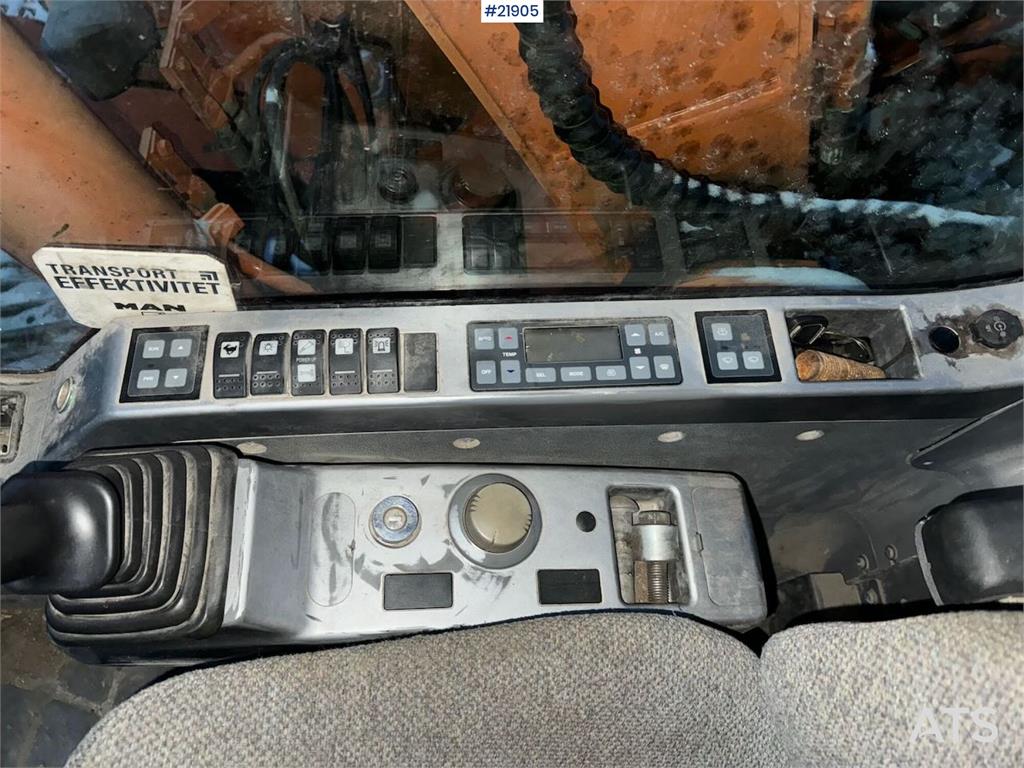 Doosan DX140LC tracked excavator with Engcon tilt and 2 b