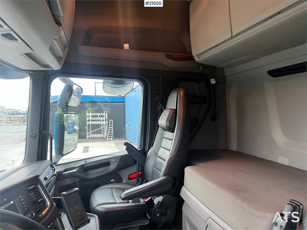 Scania R580 8x2 crane truck w/ 95t/m hmf crane, jib, winc