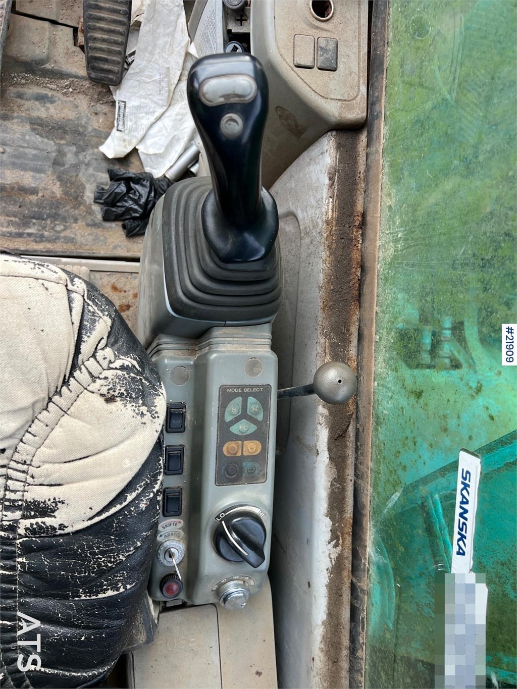 Kobelco sk135SRLC w/ sanding bucket and digging bucket