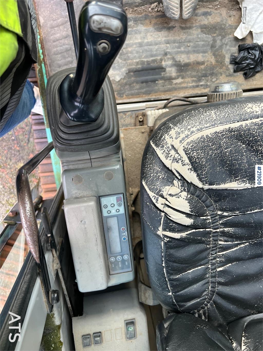 Kobelco sk135SRLC w/ sanding bucket and digging bucket