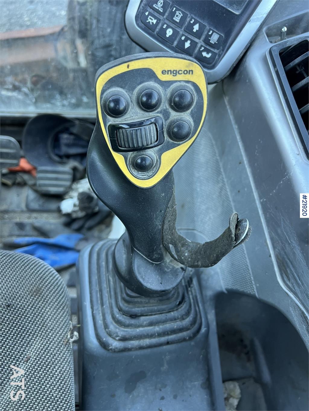 Doosan DX62R-3 excavator w/ rototilt, sanding bucket and