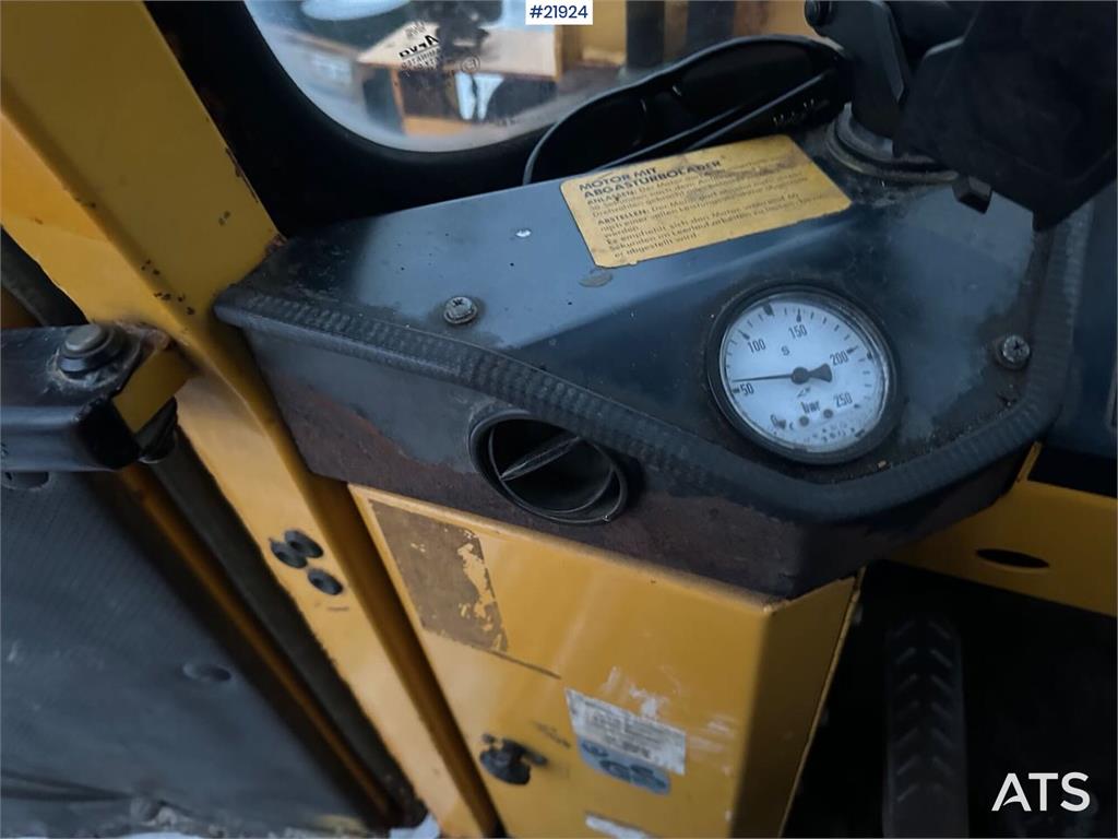 Volvo L70 Wheel Loader with Folding Wing Bucket, Pallet