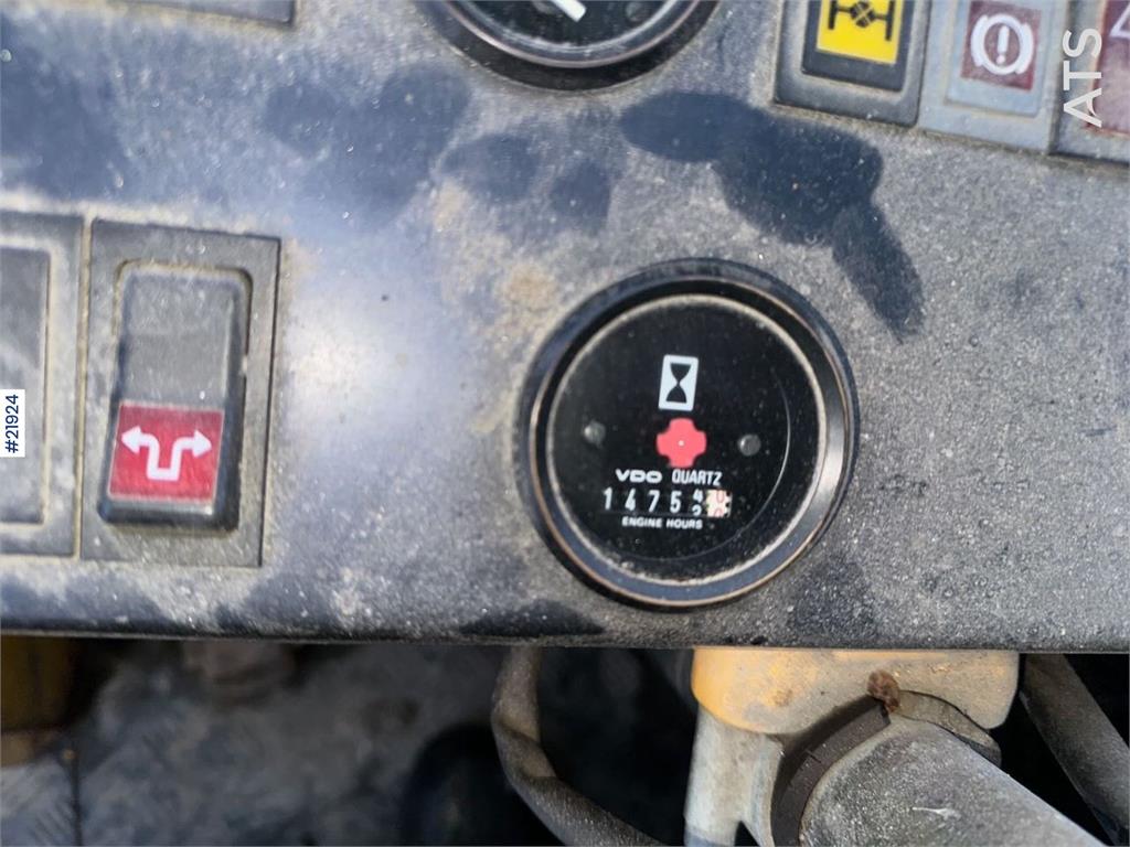 Volvo L70 Wheel Loader with Folding Wing Bucket, Pallet