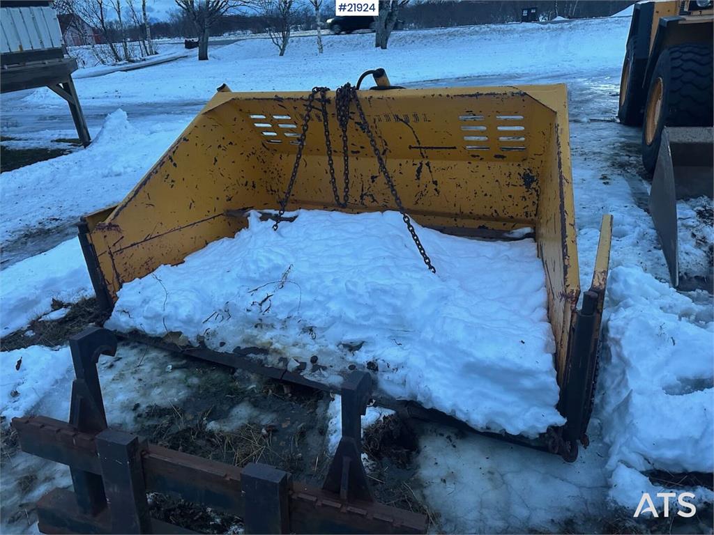 Volvo L70 Wheel Loader with Folding Wing Bucket, Pallet