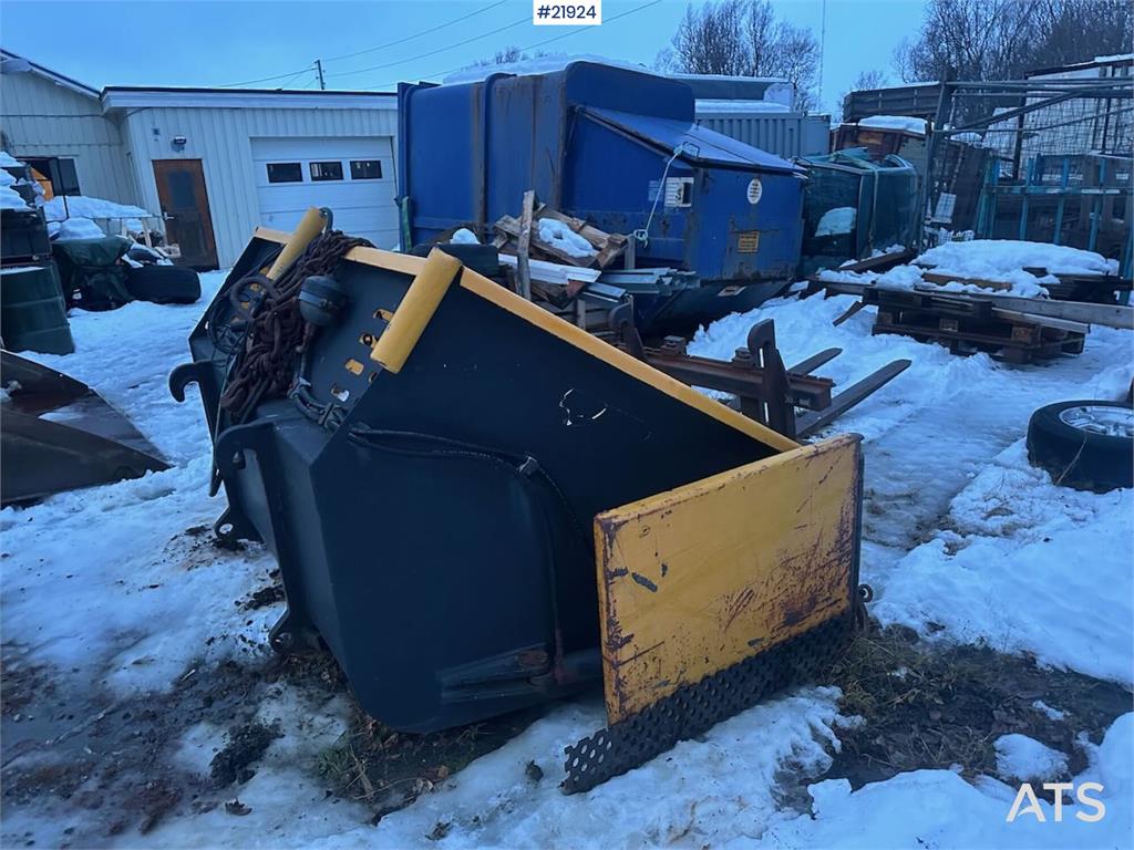 Volvo L70 Wheel Loader with Folding Wing Bucket, Pallet