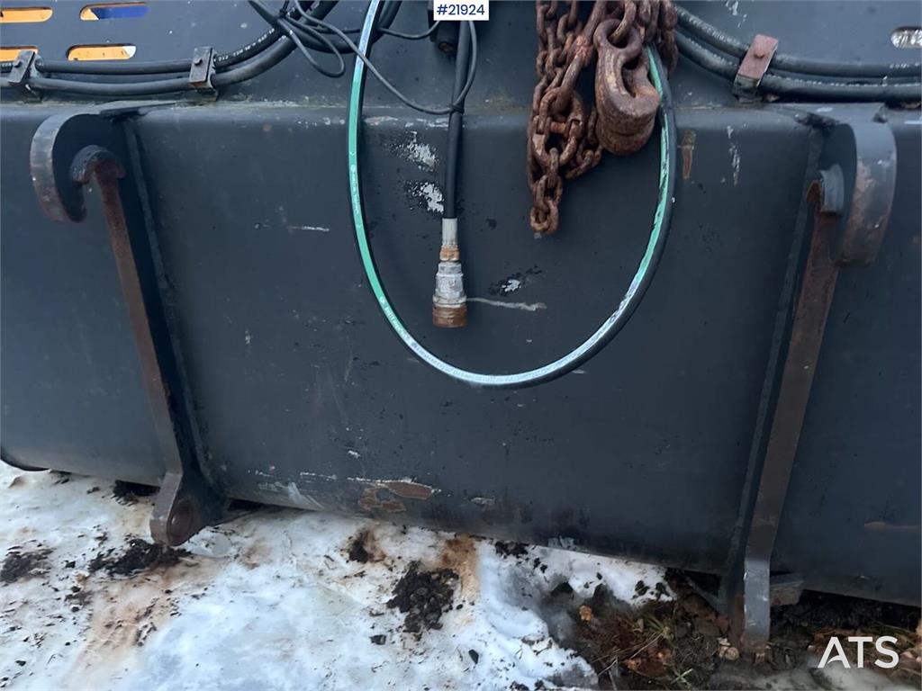 Volvo L70 Wheel Loader with Folding Wing Bucket, Pallet