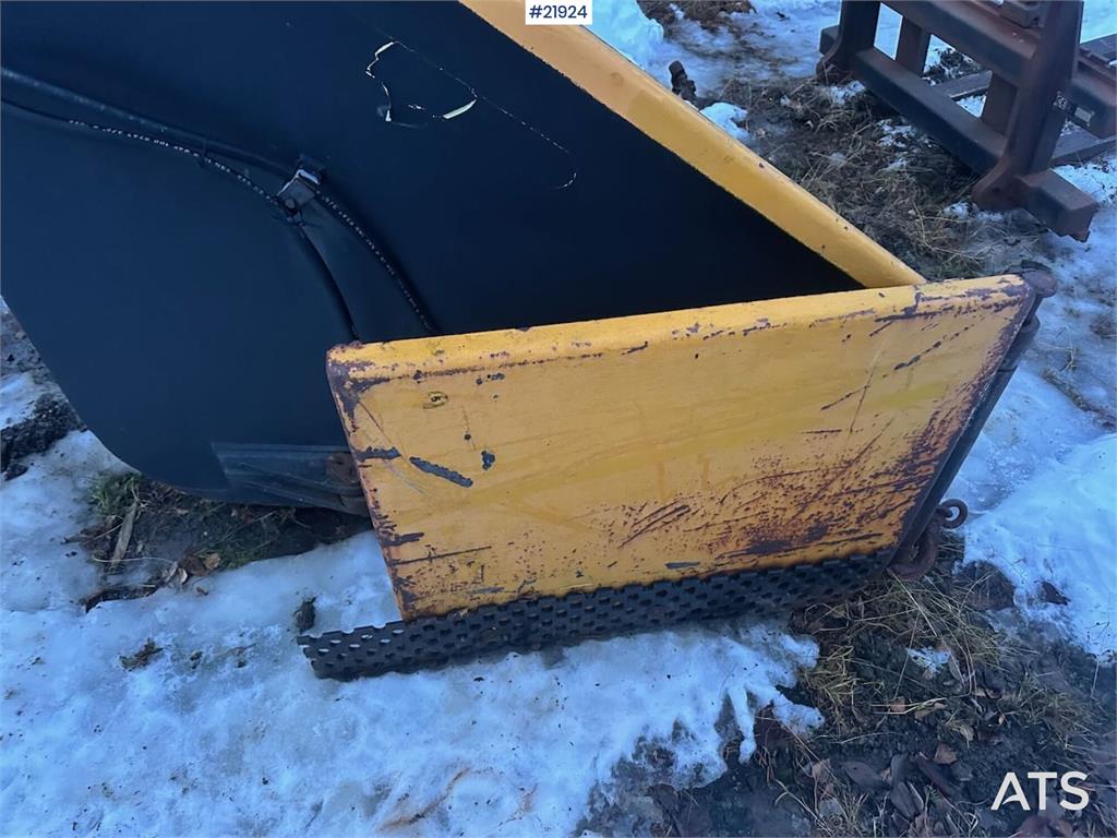 Volvo L70 Wheel Loader with Folding Wing Bucket, Pallet