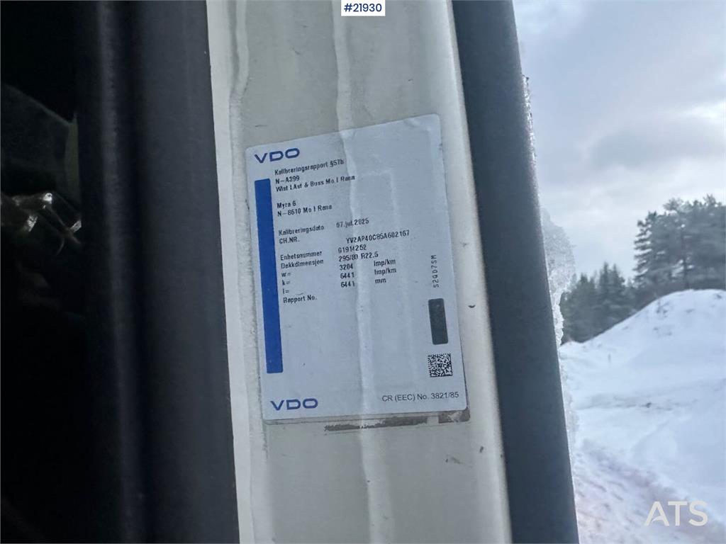 Volvo FH12 snow-plow equipped hook truck with flatbed –