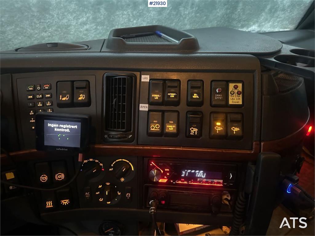 Volvo FH12 snow-plow equipped hook truck with flatbed –