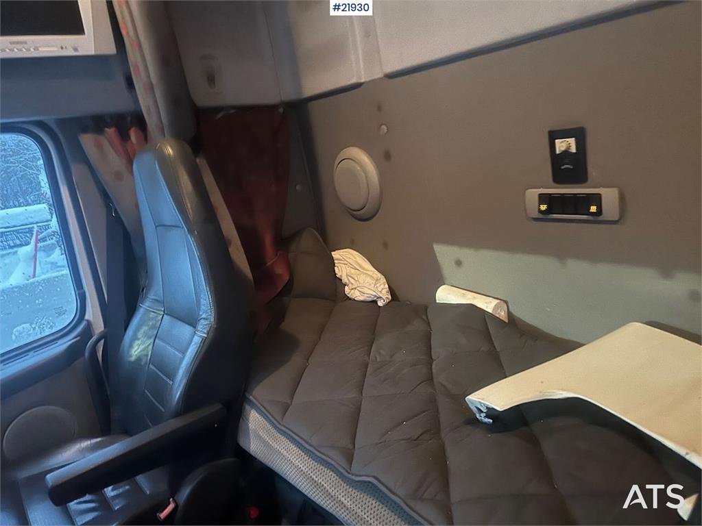 Volvo FH12 snow-plow equipped hook truck with flatbed –