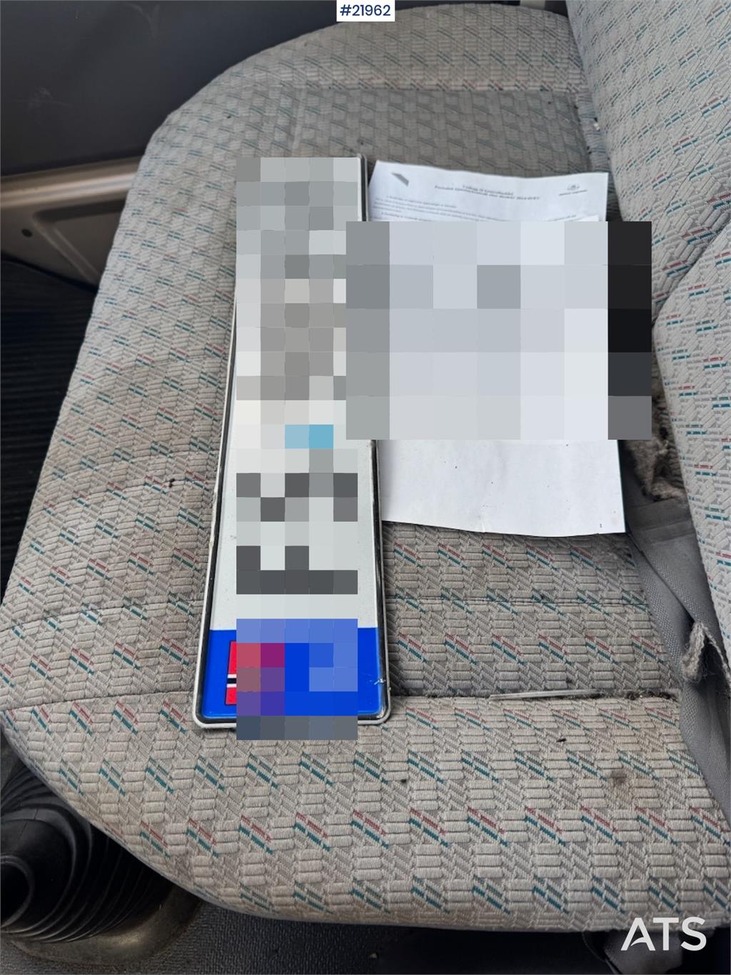 Toyota Hiace 4WD. Lots of rust. 6 seats!