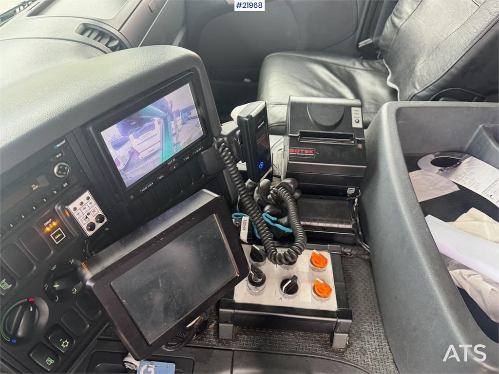 Scania P340 6x2 Refuse truck w/ Crane.