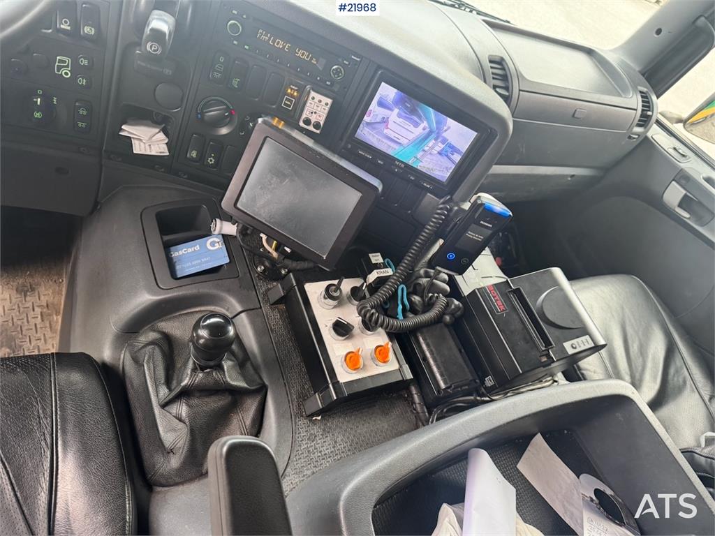 Scania P340 6x2 Refuse truck w/ Crane.